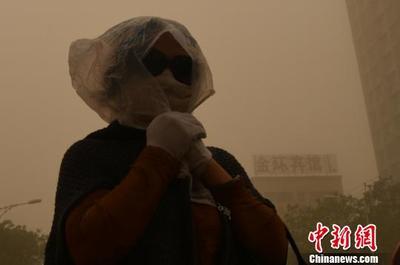 新疆庫(kù)爾勒市遭遇沙塵侵襲_中國(guó)日?qǐng)?bào)網(wǎng)環(huán)保